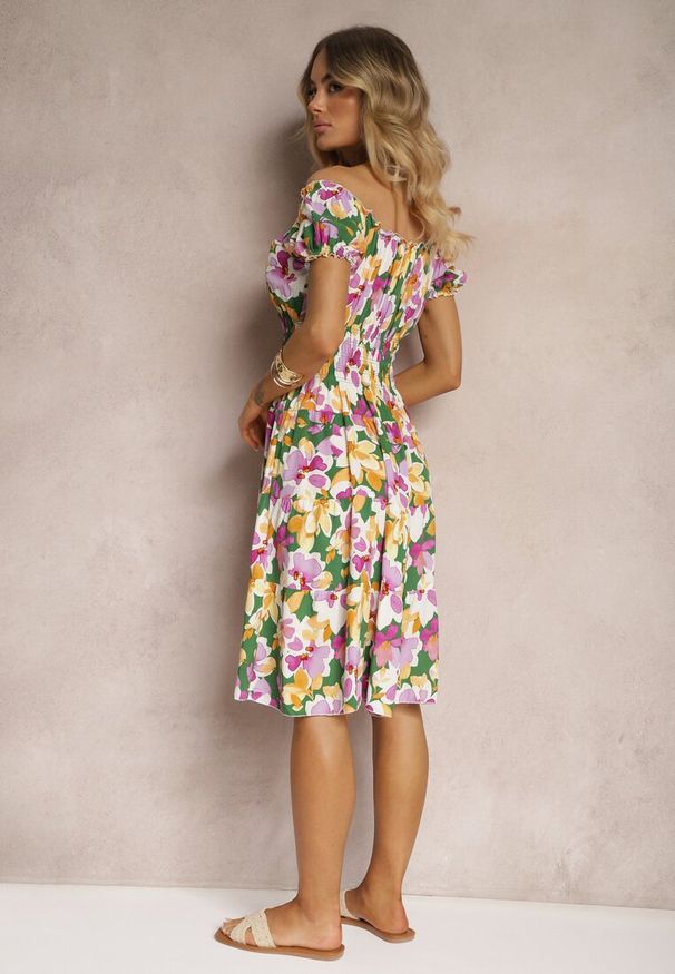 Renee - Zielono-Różowa Taliowana Sukienka z Bawełny Wykończona Gumką w Talii i Guzikami Nelianne. Okazja: na imprezę, na spacer. Kolor: zielony. Materiał: bawełna. Sezon: lato. Styl: elegancki