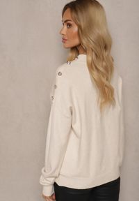 Renee - Jasnobeżowy Sweter Półgolf z Modalem i Wiskozą Ozdobiony Guzikami Setannia. Okazja: na co dzień. Kolor: beżowy. Materiał: wiskoza. Wzór: aplikacja. Styl: elegancki, casual #3