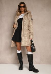 Renee - Ciemnobeżowa Pikowana Kurtka z Kapturem i Wiązanym Paskiem Elladie. Okazja: na co dzień. Typ kołnierza: kaptur. Kolor: beżowy. Materiał: jeans, dzianina. Styl: casual