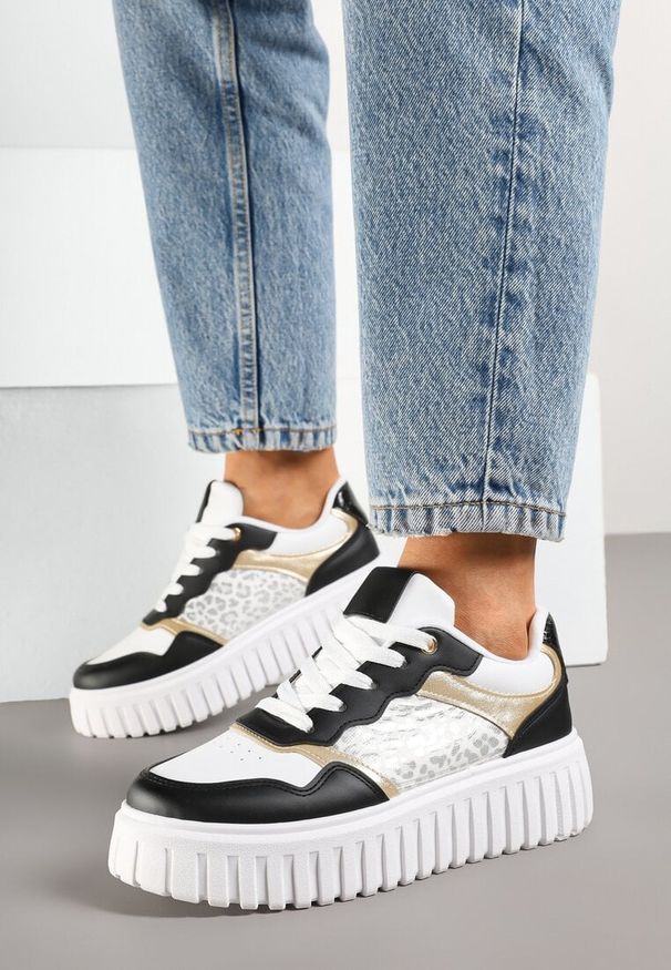 Renee - Biało-Czarne Sneakersy na Platformie z Tłoczeniem Ozdobione Panterką i Perforacją Udivaya. Okazja: na co dzień. Nosek buta: okrągły. Zapięcie: sznurówki. Kolor: biały. Materiał: jeans. Wzór: aplikacja, motyw zwierzęcy. Sezon: lato, wiosna. Obcas: na platformie