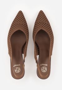 Born2be - Brązowe Szpilki Eleganckie z Ażurową Cholewką Amiphe. Okazja: do pracy, na co dzień, na spotkanie biznesowe. Kolor: brązowy. Szerokość cholewki: normalna. Wzór: ażurowy. Obcas: na szpilce. Styl: elegancki #2