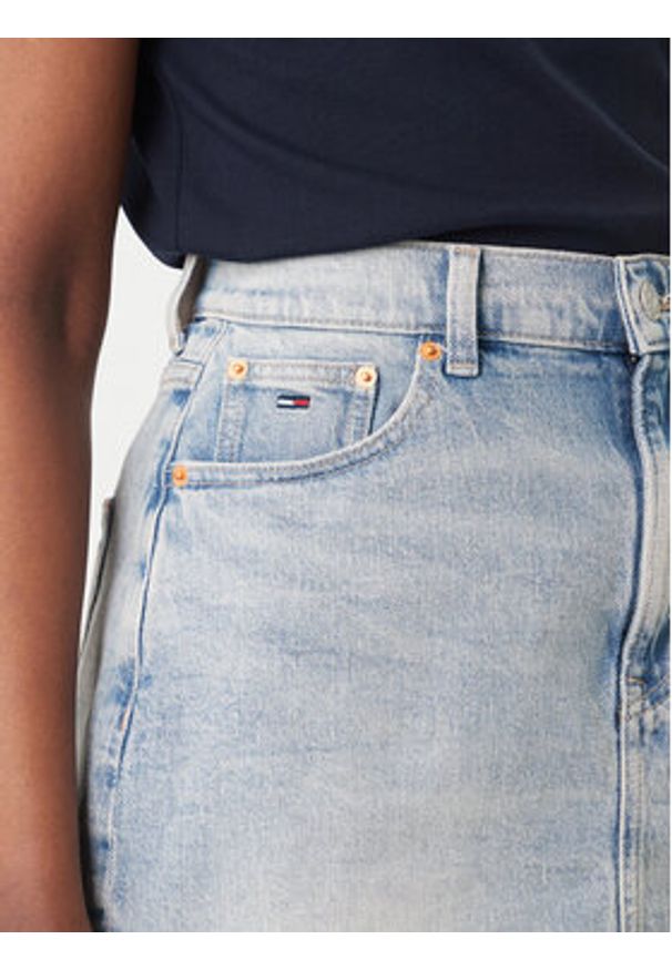Tommy Jeans Spódnica jeansowa DW0DW22716 Błękitny Mom Fit. Kolor: niebieski. Materiał: bawełna