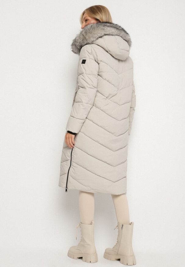 Born2be - Beżowa Długa Kurtka z Pikowanymi Przeszyciami i Kapturem z Futerkiem Galella. Okazja: na co dzień. Kolor: beżowy. Materiał: futro. Długość: długie. Styl: klasyczny, casual, elegancki