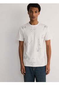 Reserved - T-shirt regular z nadrukiem allover - złamana biel. Materiał: bawełna, dzianina. Wzór: nadruk #1