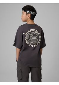 4f - 4F T-shirt loose z nadrukiem chłopięcy - szary 128 (7-8 lat). Okazja: na co dzień, na uczelnię. Kolor: szary. Materiał: dzianina, bawełna, materiał. Wzór: nadruk. Sezon: lato. Styl: casual, klasyczny #1