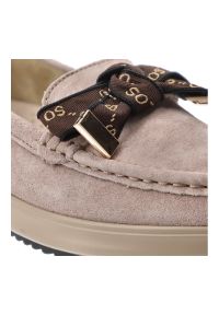 Mokasyny damskie Filippo, cholewka skóra naturalna zamszowa fason wsuwany ozdobna klamra na przodzie miękka linia noska stabilna podeszwa delikatnie. Zapięcie: klamry. Kolor: beżowy. Materiał: zamsz, skóra. Szerokość cholewki: normalna #9