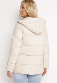 Born2be - Jasnobeżowa Kurtka Pikowana z Nieodpinanym Kapturem i Suwakami na Dole Nornals. Okazja: na co dzień. Kolor: beżowy. Materiał: jeans. Sezon: zima, jesień. Styl: klasyczny, casual #5