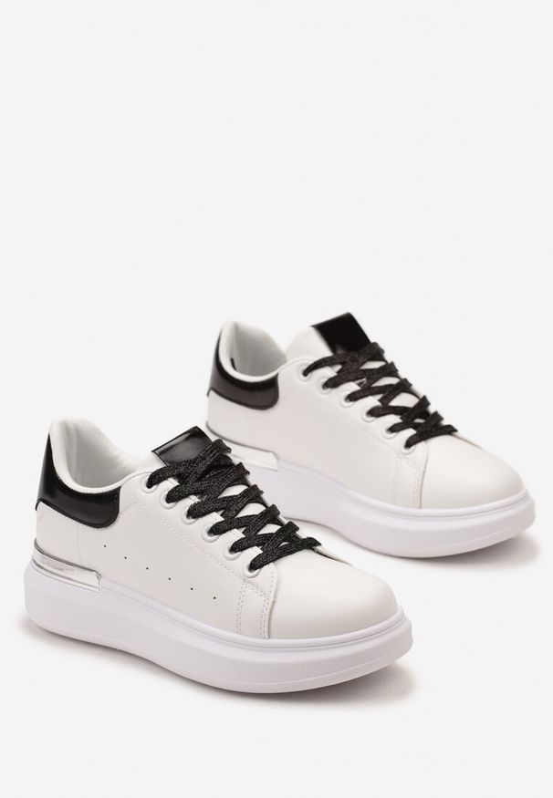Born2be - Biało-Czarne Sneakersy na Platformie z Metaliczną Wstawką i Brokatowymi Sznurówkami Wuriana. Kolor: biały. Materiał: skóra. Obcas: na platformie