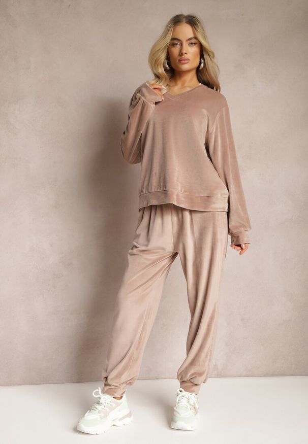 Renee - Beżowy Komplet Dresowy z Weluru Luźna Bluza z Dekoltem w V i Elastyczne Spodnie z Kieszeniami Esparkia. Kolor: beżowy. Materiał: dresówka, welur
