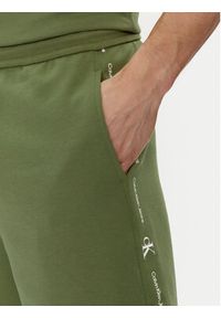 Calvin Klein Jeans Szorty sportowe Logo Repeat J30J325129 Zielony Regular Fit. Kolor: zielony. Materiał: bawełna, syntetyk. Styl: sportowy #3