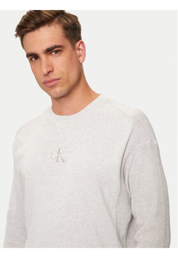 Calvin Klein Jeans Sweter Monologo J30J325671 Szary Regular Fit. Kolor: szary. Materiał: bawełna