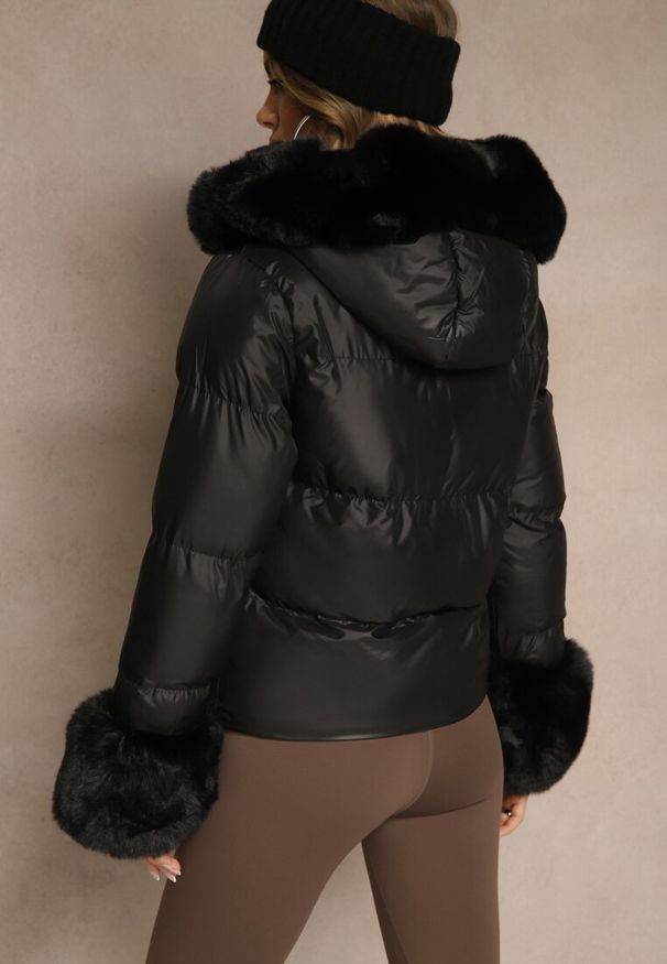 Renee - Czarna Kurtka z Pikowanymi Przeszyciami i Futerkowymi Zdobieniami Olindea. Okazja: na co dzień. Kolor: czarny. Materiał: poliester, jeans. Długość: krótkie. Wzór: aplikacja. Styl: casual