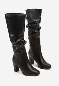 Renee - Czarne Kozaki Typu Slouchy na Słupku Dedvira. Okazja: na co dzień. Kolor: czarny. Materiał: jeans, skóra. Obcas: na słupku. Styl: casual. Wysokość obcasa: średni #6