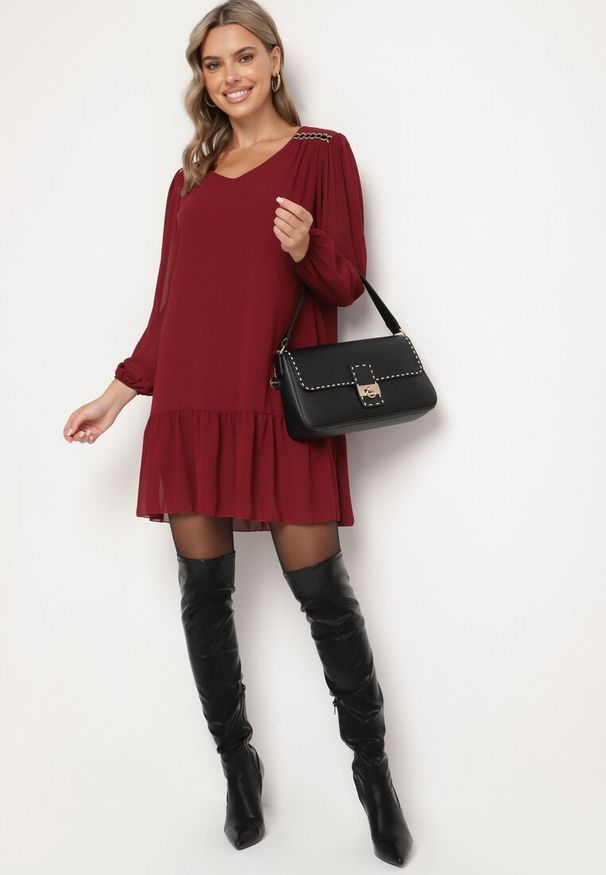 Born2be - Bordowa Sukienka z Wiskozą o Prostym Kroju z Bufiastymi Rękawami i Falbanką u Dołu Ilila. Okazja: na co dzień. Typ kołnierza: dekolt w serek. Kolor: czerwony. Materiał: wiskoza. Typ sukienki: proste. Styl: wizytowy, klasyczny, casual, elegancki
