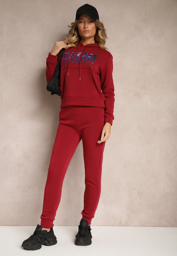 Renee - Bordowy Ocieplany Komplet Dresowy Bawełniany Spodnie Joggery i Bluza Zdobiona Nadrukiem Filoira. Kolor: czerwony. Materiał: dresówka, bawełna. Wzór: aplikacja, nadruk