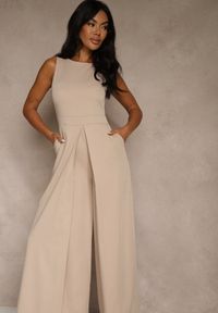 Renee - Beżowy Taliowany Kombinezon Ozdobiony Zakładkami Berinola. Okazja: na imprezę. Kolor: beżowy. Wzór: aplikacja. Styl: wizytowy, elegancki #3