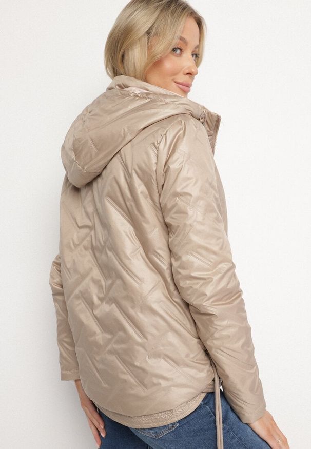 Born2be - Ciemnobeżowa Kurtka Pikowana z Odpinanym Kapturem i Ściągaczami po Bokach Nusarianis. Okazja: na spacer, na co dzień. Kolor: beżowy. Materiał: jeans. Długość rękawa: długi rękaw. Długość: długie. Styl: elegancki, casual