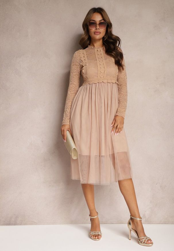 Renee - Ciemnobeżowa Elegancka Tiulowa Sukienka o Rozkloszowanym Kroju z Koronką Samelba. Okazja: na imprezę. Kolor: beżowy. Materiał: tiul, koronka. Wzór: koronka. Styl: elegancki