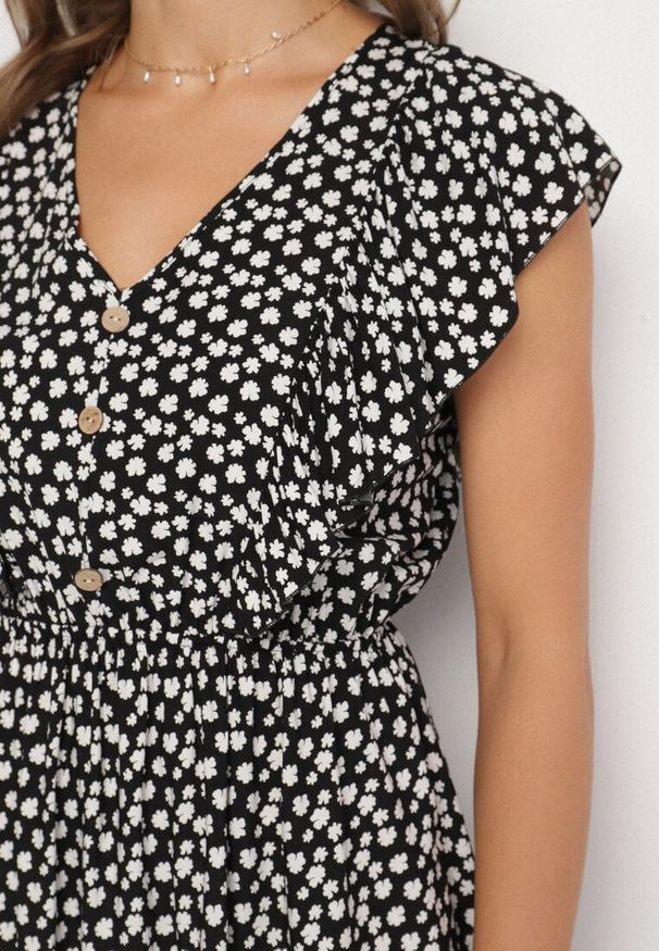 Born2be - Czarna Rozkloszowana Sukienka z Bawełny w Kwiaty z Guzikami Ronelle. Okazja: na co dzień, na randkę, na spacer. Kolor: czarny. Materiał: bawełna. Wzór: kwiaty. Typ sukienki: rozkloszowane, proste. Styl: casual, elegancki