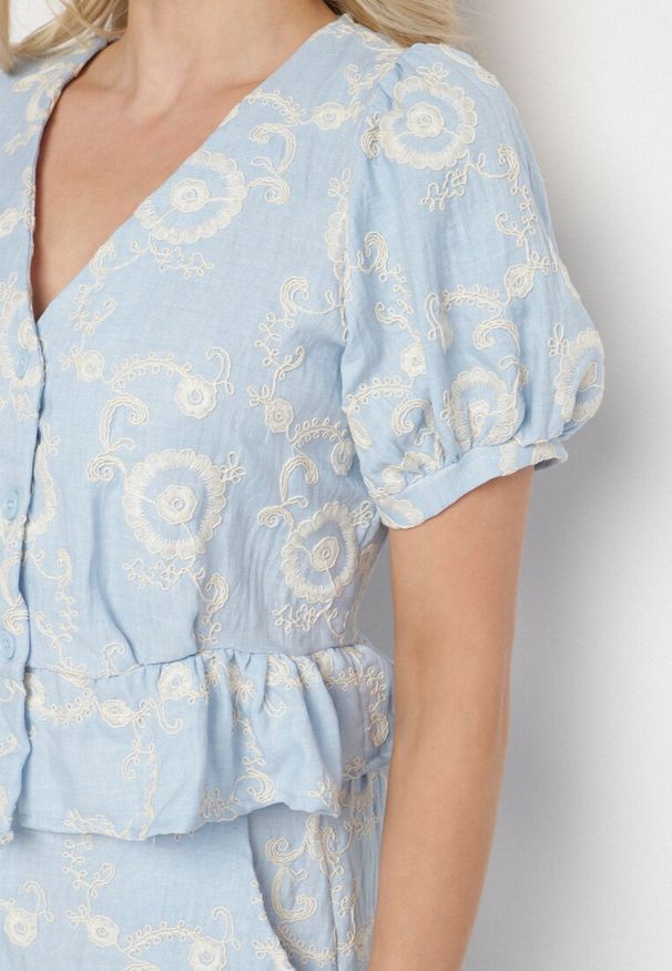 Born2be - Jasnoniebieska Bawełniana Bluzka z Ozdobnym Haftem Selselina. Okazja: na co dzień. Kolor: niebieski. Materiał: bawełna. Wzór: haft. Styl: elegancki, casual