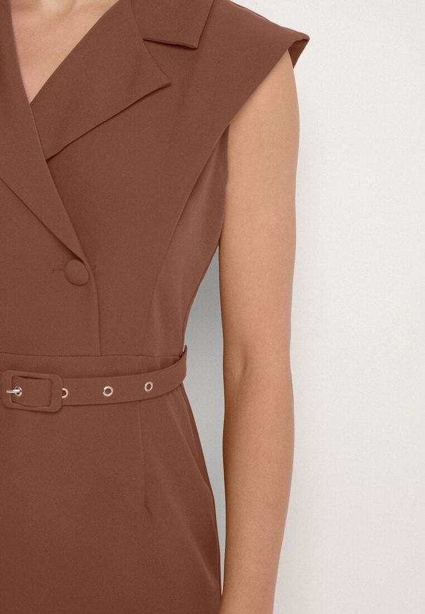 Born2be - Brązowa Dopasowana Sukienka Ozdobiona Paskiem z Klamrą Nandelli. Okazja: na spotkanie biznesowe. Typ kołnierza: dekolt w kształcie V. Kolor: brązowy. Wzór: aplikacja. Typ sukienki: dopasowane. Styl: biznesowy