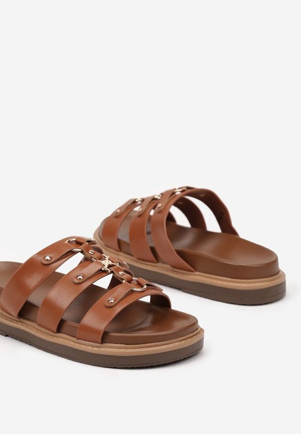 Born2be - Brązowe Klapki na Grubej Podeszwie z Ozdobnymi Nitami i Paskami Neolindrae. Nosek buta: otwarty. Kolor: brązowy. Materiał: jeans. Obcas: na obcasie. Styl: elegancki. Wysokość obcasa: niski