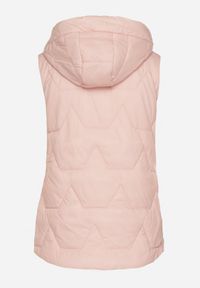 Born2be - Różowa Kamizelka z Geometrycznym Pikowaniem i Kapturem Koridi. Okazja: na spacer, na co dzień. Kolor: różowy. Materiał: jeans. Wzór: geometria. Styl: casual, klasyczny, sportowy #3