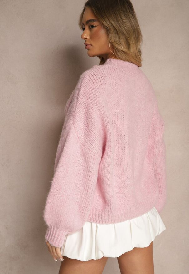 Renee - Różowy Sweter z Wełną o Eleganckim Warkoczowym Splotem Makkaria. Okazja: na spacer, na co dzień. Kolor: różowy. Materiał: wełna. Długość rękawa: długi rękaw. Długość: długie. Wzór: ze splotem. Sezon: jesień. Styl: elegancki