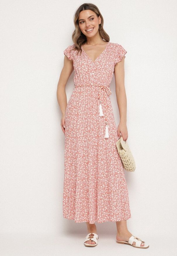 Born2be - Różowa Sukienka Cadulenn. Typ kołnierza: kołnierz z falbankami. Kolor: różowy. Materiał: tkanina. Długość rękawa: krótki rękaw. Wzór: kwiaty, nadruk, aplikacja. Styl: boho. Długość: maxi