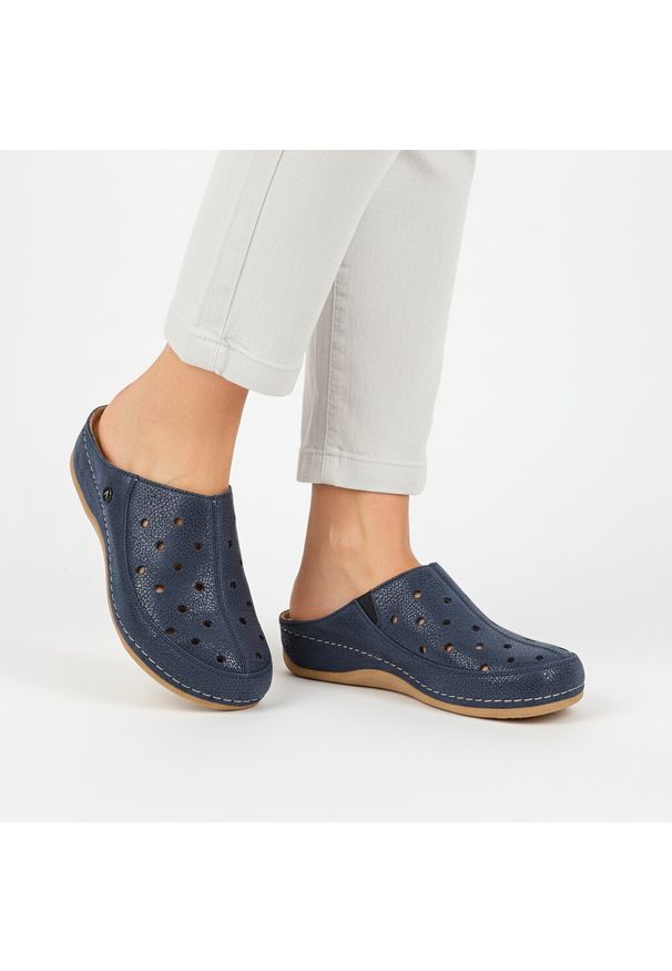 Granatowe Klapki Armodo Stylowe Obuwie Damskie Puma. Okazja: na spacer, na co dzień, do domu. Kolor: niebieski. Materiał: skóra. Styl: elegancki