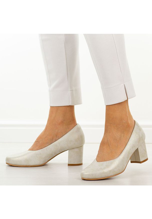 Złote skórzane czółenka damskie Cambell 19410. Okazja: na ślub cywilny, na wesele, na imprezę. Nosek buta: okrągły. Kolor: złoty. Szerokość cholewki: normalna. Materiał: skóra. Sezon: wiosna, jesień, lato. Obcas: na obcasie. Styl: elegancki, klasyczny, wizytowy. Wysokość obcasa: średni