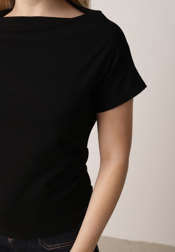 Born2be - Czarny Bawełniany T-shirt z Marszczeniem w Talii i Dekoltem w Łódkę Savorith. Okazja: na co dzień, na spotkanie biznesowe, do pracy. Kolor: czarny. Materiał: bawełna. Styl: casual, biznesowy, elegancki