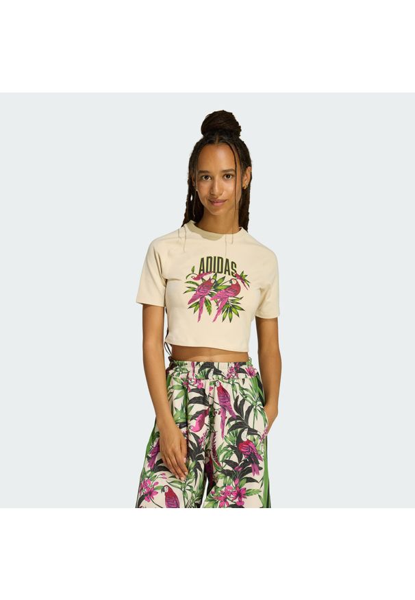 Adidas - KOSZULKA ADIDAS x FARM RIO GRAPHIC T-SHIRT CROPPED. Kolor: różowy, wielokolorowy, biały. Sport: fitness