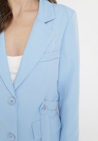 Born2be - Niebieska Marynarka Jednorzędowa z Ozdobnym Paskiem i Klapami Orianella. Okazja: do pracy, na spotkanie biznesowe. Kolor: niebieski. Materiał: jeans. Styl: elegancki, biznesowy #7