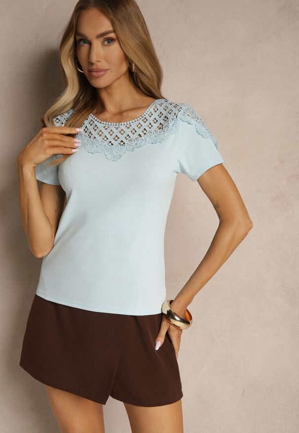 Renee - Jasnoniebieski T-shirt z Bawełny Ozdobiony Koronką Zareine. Okazja: na co dzień. Kolor: niebieski. Materiał: bawełna, koronka. Wzór: koronka, aplikacja. Styl: klasyczny, casual, elegancki