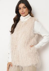 Born2be - Jasnobeżowa Kamizelka Futrzana ze Wsuwanymi Kieszeniami Venzira. Okazja: na co dzień. Kolor: beżowy. Materiał: futro. Wzór: aplikacja. Styl: casual, elegancki #1