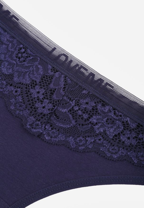 Born2be - Granatowe Majtki Stringi z Bawełną Ozdobione Koronką Thelanthe. Kolor: niebieski. Materiał: bawełna, koronka. Wzór: aplikacja, koronka