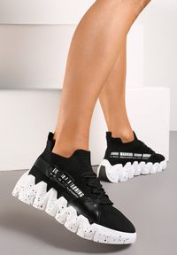Renee - Czarne Sneakersy Skarpetkowe na Tłoczonej Podeszwie Akneria. Kolor: czarny. Wzór: napisy, aplikacja #1