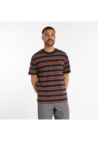 Koszulka męska New Balance Numeric MT53700BK – brązowa. Kolor: brązowy. Materiał: bawełna, dresówka. Wzór: paski, aplikacja