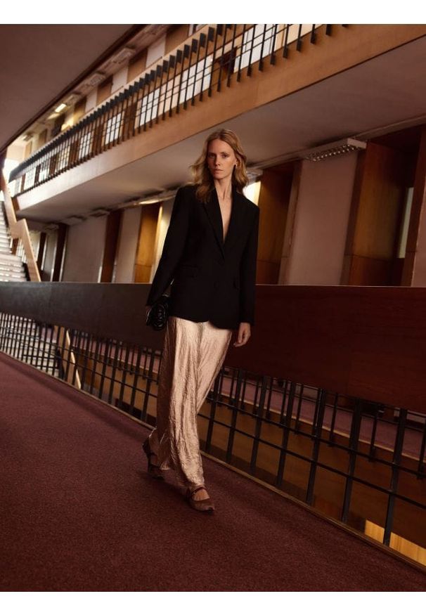 Reserved - Taliowana marynarka z wiskozą - czarny. Kolor: czarny. Materiał: wiskoza. Wzór: gładki