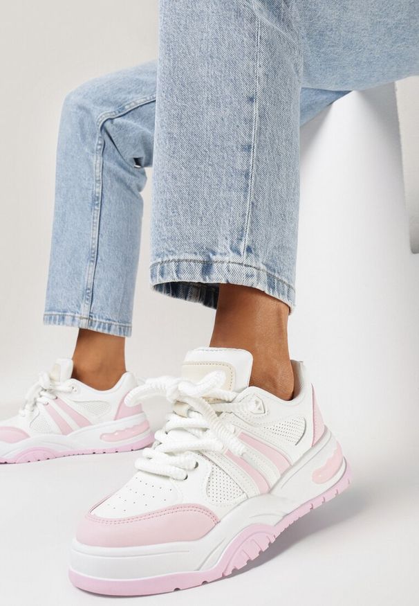 Born2be - Biało-Różowe Sneakersy z Brokatem i Perforacją Kimelle. Kolor: różowy. Sezon: wiosna, lato