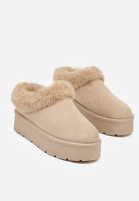 Renee - Ciemnobeżowe Krótkie Śniegowce na Platformie Ozdobione Futerkiem Sewlara. Okazja: na co dzień. Kolor: beżowy. Materiał: futro. Wzór: aplikacja. Obcas: na platformie. Styl: casual, street #4