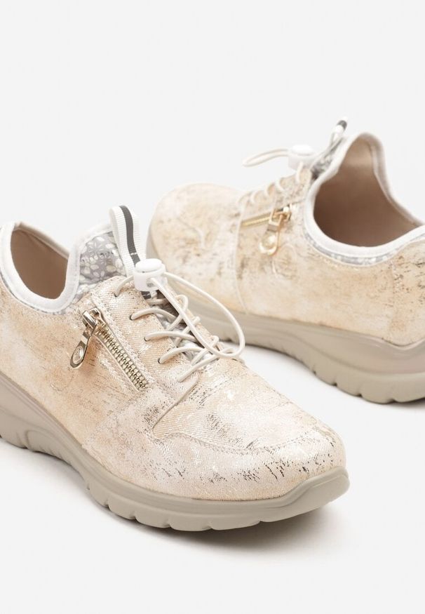 Born2be - Złote Sneakersy z Ozdobnym Suwakiem Eblerria. Okazja: na co dzień. Zapięcie: zamek. Kolor: złoty. Materiał: jeans
