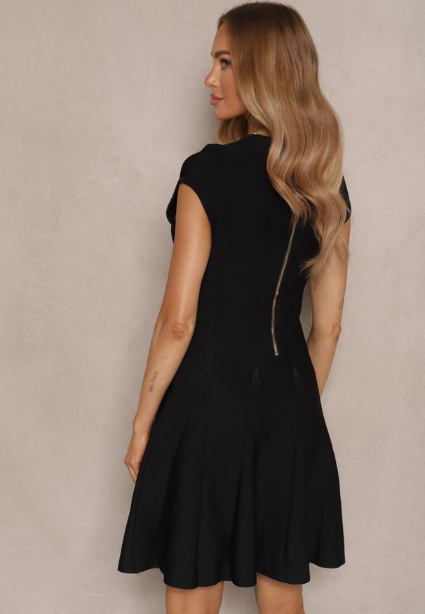 Renee - Czarna Sukienka z Wiskozą o Rozkloszowanym Kroju z Ozdobnymi Guzikami Isonira. Okazja: na co dzień, na spacer. Typ kołnierza: dekolt w kształcie V. Kolor: czarny. Materiał: wiskoza. Długość rękawa: krótki rękaw. Typ sukienki: proste. Styl: klasyczny, casual