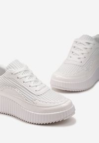 Renee - Białe Sneakersy na Platformie Ozdobione Nitami i Patchworkowymi Wstawkami Jeneria. Kolor: biały. Wzór: aplikacja. Obcas: na platformie