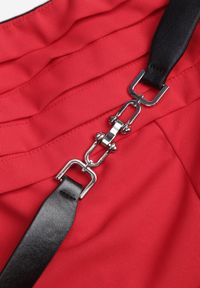 Renee - Czerwony Kombinezon VICES Bandeau z Falbankami i Paskiem w Eleganckim Stylu Pinoia. Kolor: czerwony. Długość rękawa: bez rękawów. Styl: elegancki #5