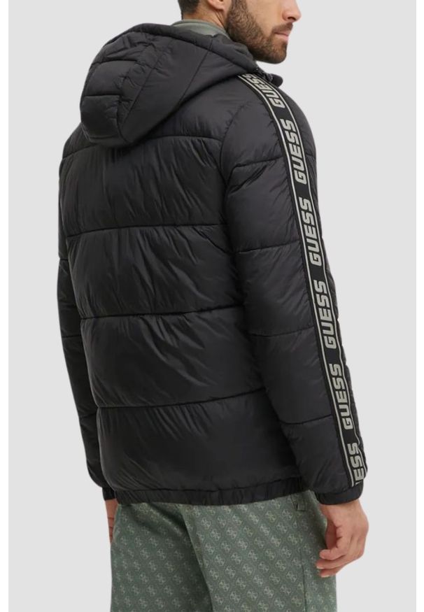 Guess - GUESS Czarna kurtka męska Arlo Padded Jacket. Kolor: czarny. Materiał: syntetyk, poliester, poliamid