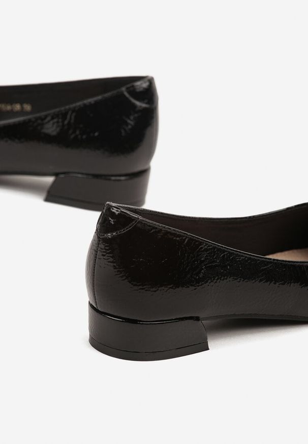 Renee - Czarne Czółenka Lakierowane Vices z Wkładką ze Skóry Naturalnej Naliorelle. Okazja: na co dzień. Kolor: czarny. Materiał: lakier, skóra. Styl: elegancki, casual