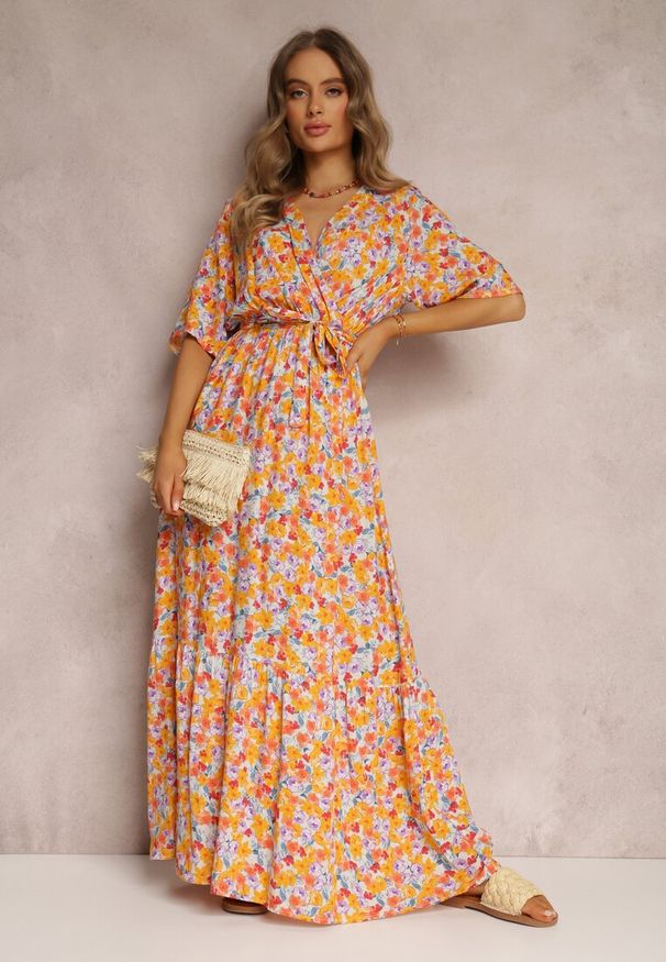Renee - Pomarańczowo-Biała Sukienka Pheliphae. Typ kołnierza: dekolt kopertowy. Kolor: pomarańczowy. Materiał: wiskoza, materiał. Długość rękawa: krótki rękaw. Wzór: nadruk, kolorowy, kwiaty. Typ sukienki: kopertowe. Długość: maxi