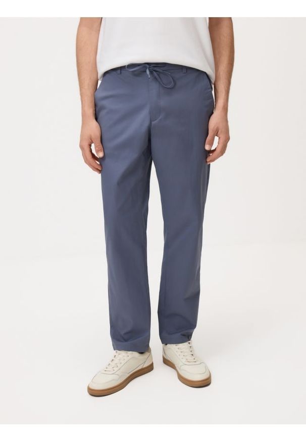 Reserved - Spodnie joggery - granatowy. Kolor: niebieski. Materiał: bawełna, tkanina